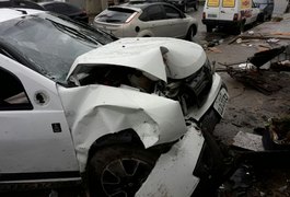 Veículo desgovernado invade calçada e atinge salão de beleza no Prado