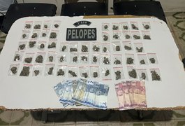 Homem foragido é flagrado com bombinhas de maconha em beco no bairro Caititus