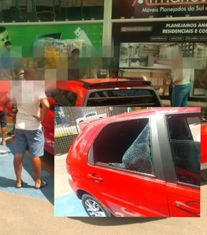 Populares quebram vidro de veículo para retirar crianças esquecidas pelos pais no interior do mesmo, em Arapiraca