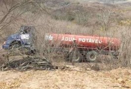 Caminhão-pipa tomba e deixa duas pessoas feridas em Pão de Açúcar