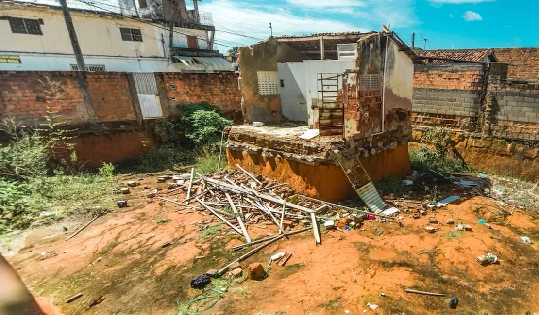 Casa escavada com colher de pedreiro por idosas segue assombrando vizinhos em Maceió