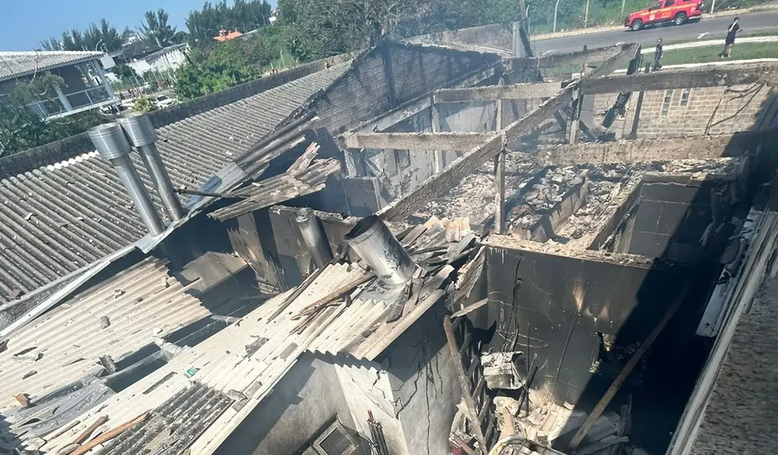 Avião de pequeno porte cai em Capão da Canoa sobre restaurante
