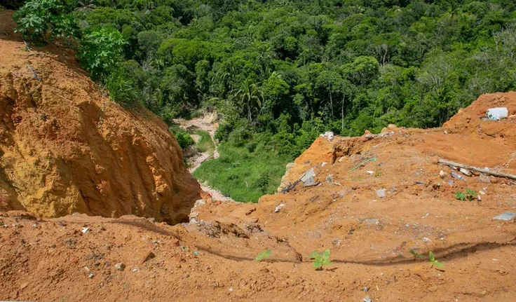 Cratera em Rio Largo leva à decretação de emergência e mobiliza Defesa Civil de Alagoas