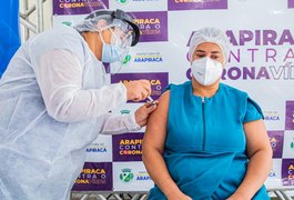 Funcionária da Unidade Sentinela é a primeira servidora municipal de Arapiraca a se vacinar da Covid-19