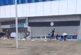 Inundada pela enchente do Guaíba, Arena do Grêmio é saqueada