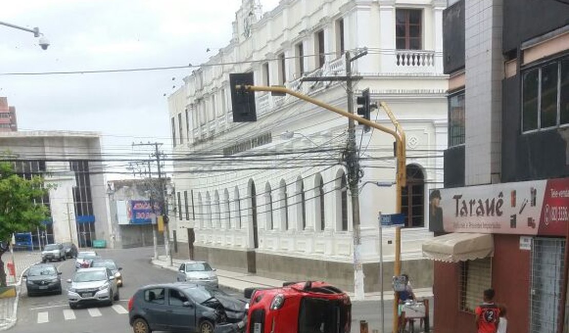 Condutor avança sinal e causa acidente no Centro de Maceió