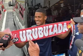 Samuel Lino chega ao Rio para assinar com o Flamengo