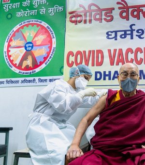 Dalai Lama recebe primeira dose de vacina contra coronavírus