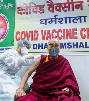 Dalai Lama recebe primeira dose de vacina contra coronavírus