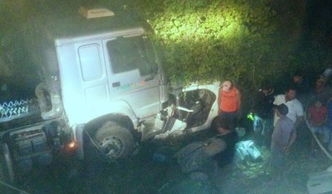 Acidente entre carreta e carro deixa um morto e feridos em Cacimbinhas
