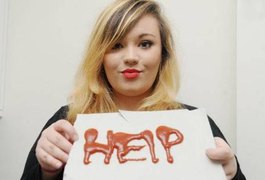 Mulher fica oito horas presa em freezer de lanchonete e usa ketchup para pedir socorro