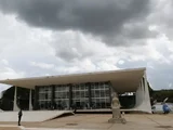 Zambelli pede ao STF salvo-conduto para vir ao Brasil votar na mãe