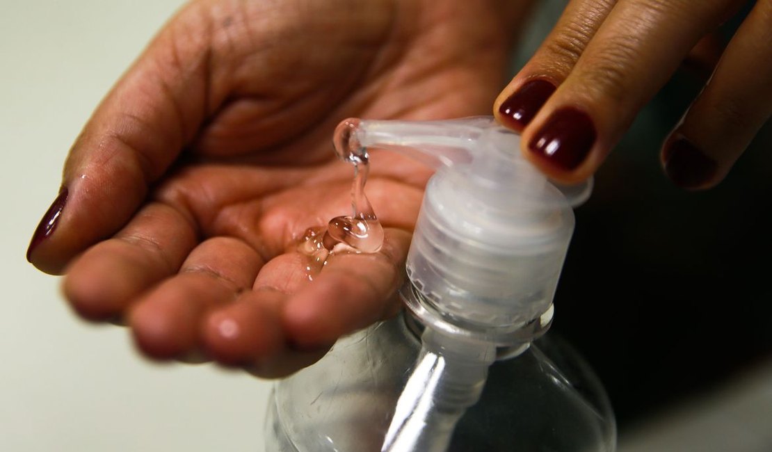 Conselho de Farmácia alerta sobre tipo de álcool gel a ser usado na limpeza da mãos