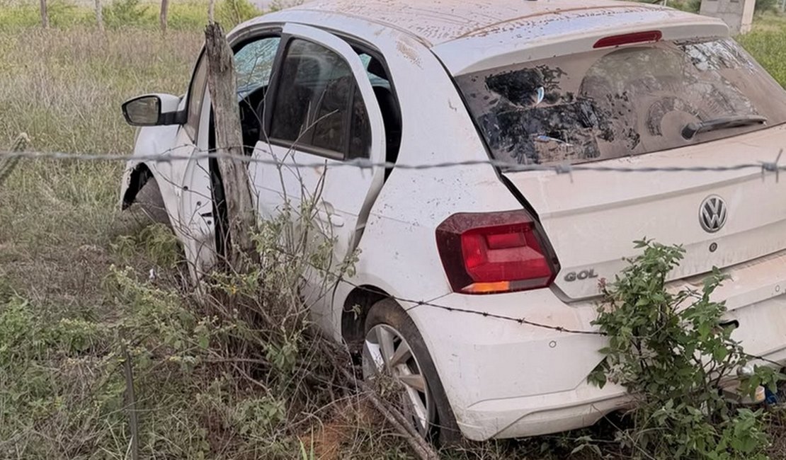Carro capota e para às margens da AL-130, entre Ouro Branco e Maravilha