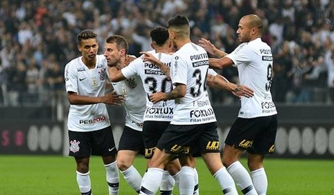 Corinthians vence Paraná e quebra marca negativa no Brasileirão