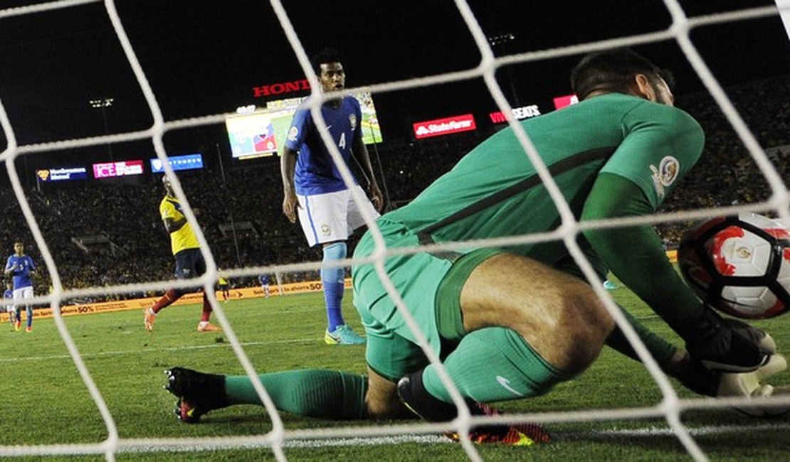 Com ajuda do árbitro, Brasil estreia com empate na Copa América