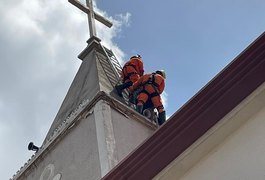 Homem é resgatado após cerca de 18 horas no topo da torre da igreja Santo Antônio, em Arapiraca