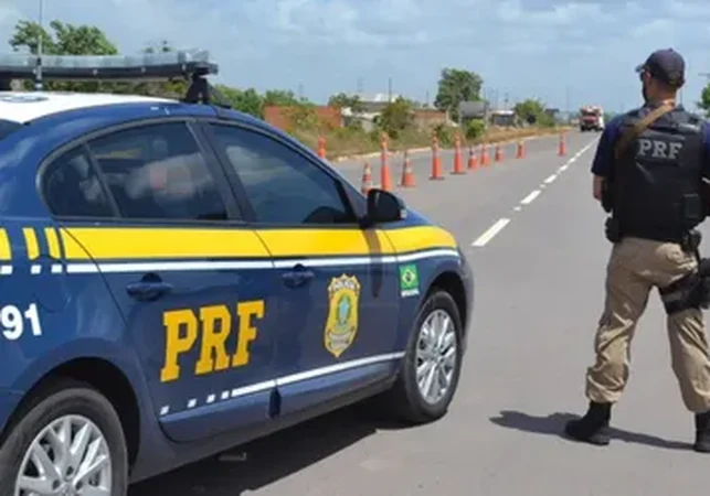 Homem é preso após assistir pornô e simular masturbação dentro de ônibus de viagem