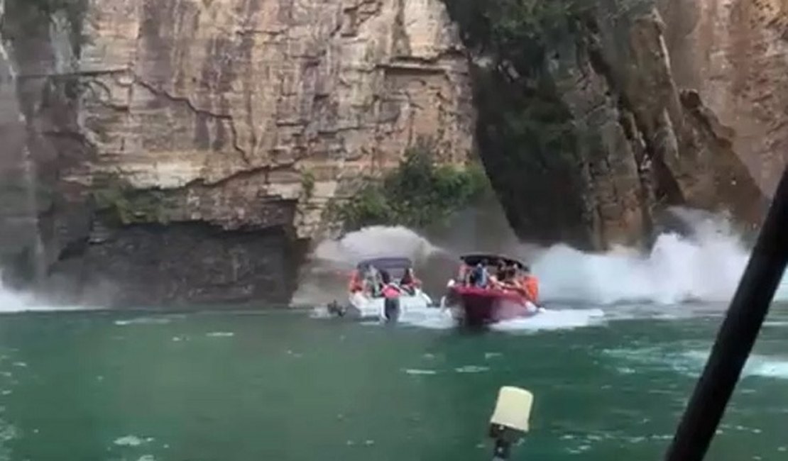 Vídeo. Deslizamento de pedras atinge embarcações com turistas em Capitólio, MG