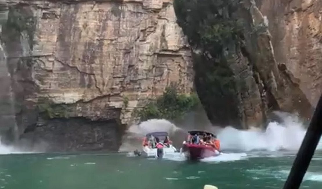 Vídeo. Deslizamento de pedras atinge embarcações com turistas em Capitólio, MG