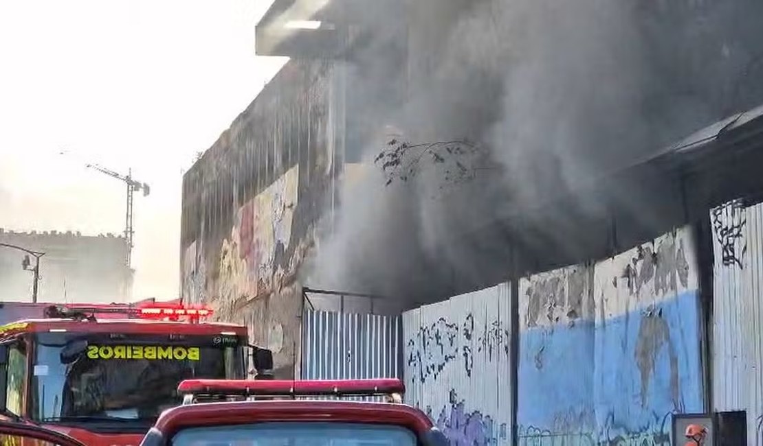 Incêndio atinge barracão de escola de samba na zona portuária do Rio