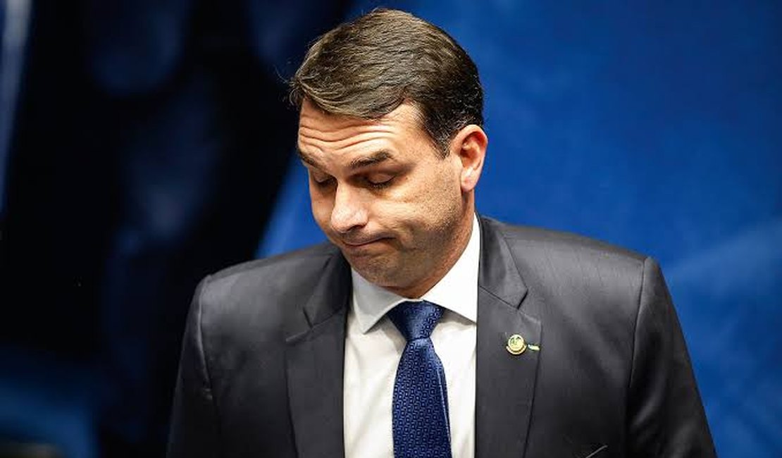 Flávio Bolsonaro financiou prédios da milícia no Rio, diz site