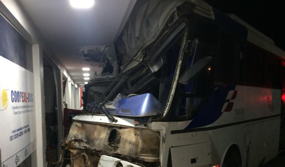 Ônibus desgovernado invade posto de combustíveis e deixa quatro pessoas feridas em Arapiraca