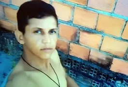 Homem é atingido por disparos de arma de fogo e morre no sofá de casa em Boca da Mata