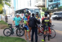 Ciclistas são atingidos por ônibus na entrada da orla de Pajuçara