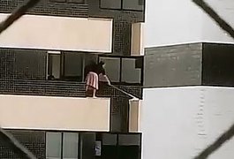 VÍDEO: Mulher limpa sacada de prédio no 5º andar sem proteção em Maceió