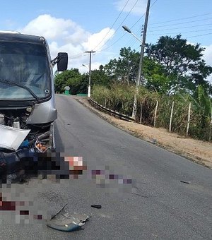 Pilar: Motociclista morre na hora após invadir a contramão e bater de frente com micro-ônibus