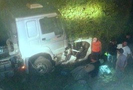 Acidente entre carreta e carro deixa um morto e feridos em Cacimbinhas