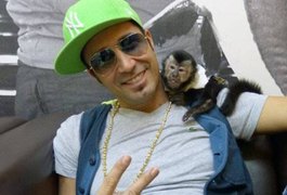 Ibama diz que Latino responderá por foto de macaco ‘fumando’