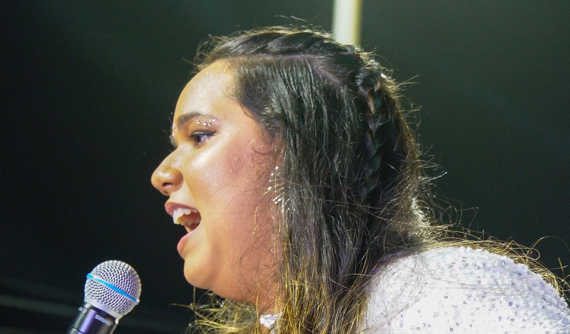 Alyce Araújo, talento do Agreste alagoano, brilha no circuito Barra-Ondina do Carnaval de Salvador