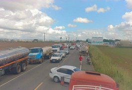VÍDEO. Caminhoneiros bloqueiam AL-220 em protesto contra aumento do combustível