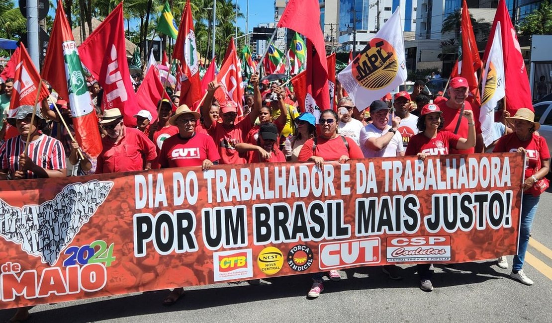 No Dia do Trabalhador, Centrais sindicais realizam ato na orla de Maceió