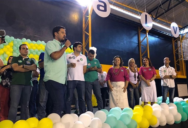 Tereza Nelma e Rodrigo Cunha visitam Jacintinho, em Maceió