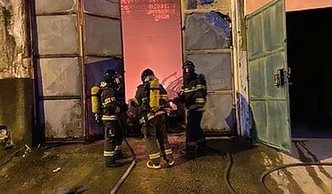 Incêndio atinge ferro velho localizado em galpão no bairro da Levada