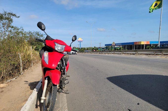 Casal em motocicleta fica ferido ao colidir em traseira de carro perto do shopping, em Arapiraca