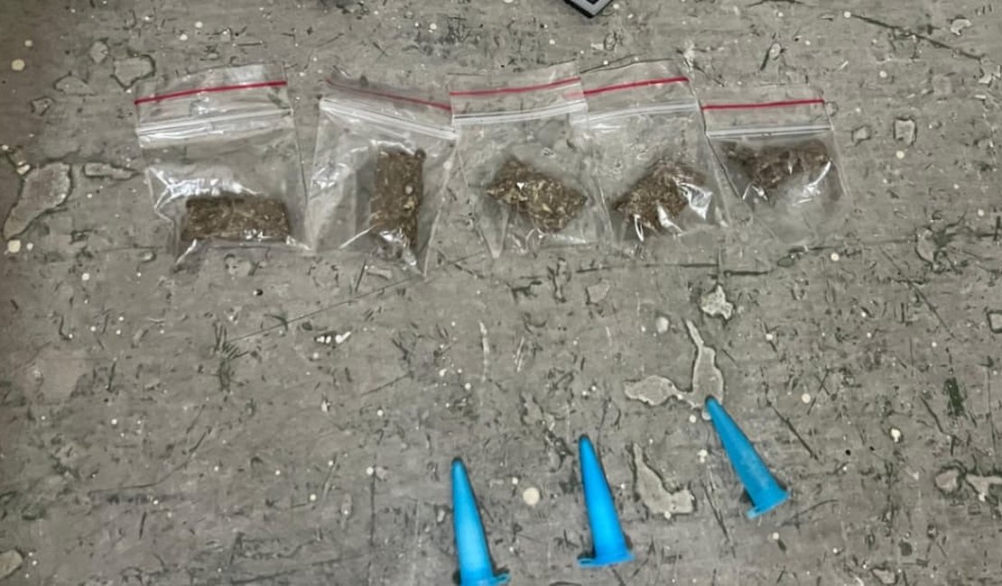 Homem é flagrado com drogas durante patrulhamento do Canil do 3º BPM em Arapiraca