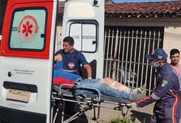 Motociclistas tentam desviar de bola de futebol e acabam colidindo de frente, em Arapiraca