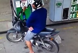 Homem abastece veículo em posto de Arapiraca e sai sem pagar