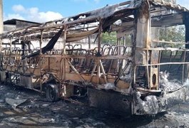Ônibus escolar pega fogo e fica destruído às margens de rodovia no Agreste alagoano
