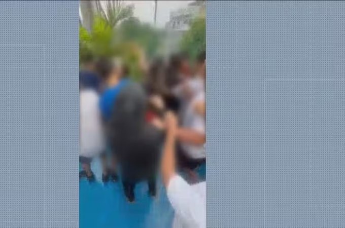 Escola expulsa alunos envolvidos em agressão a professor em Jacarepaguá