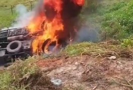 Caminhão pega fogo após tombar em ribanceira na zona rural de São Miguel dos Campos