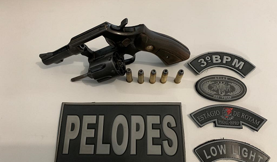 Polícia localiza arma de fogo em quarto de residência e prende suspeito no Agreste