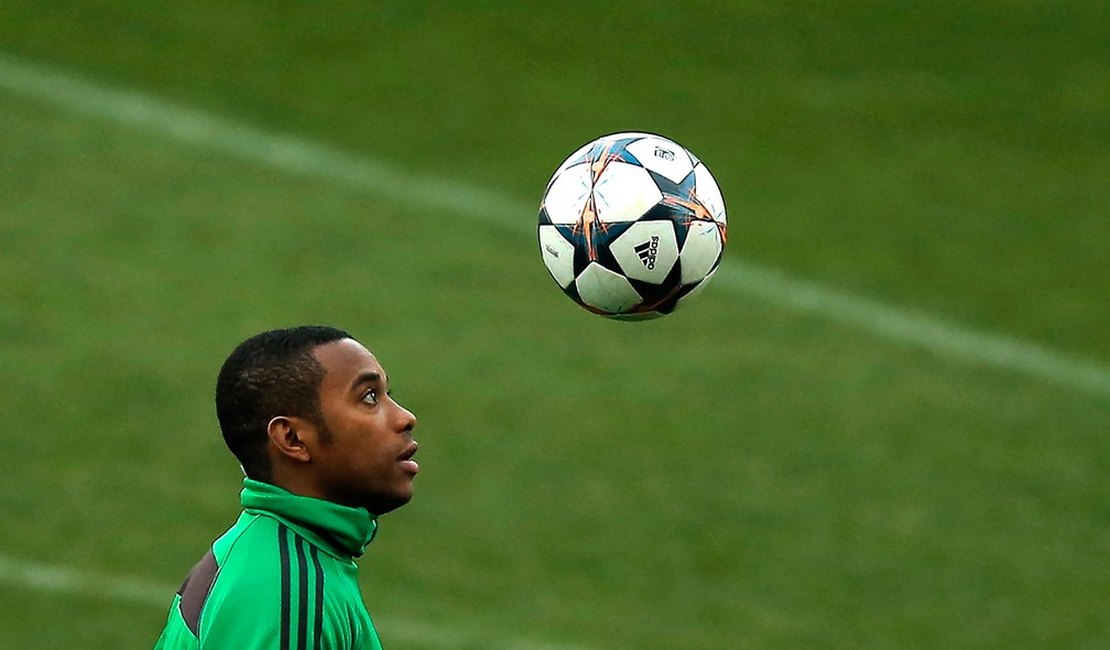 Por telefone, Robinho sugere que amigo volte ao Brasil: 'Pelo menos tu não fica em cana'