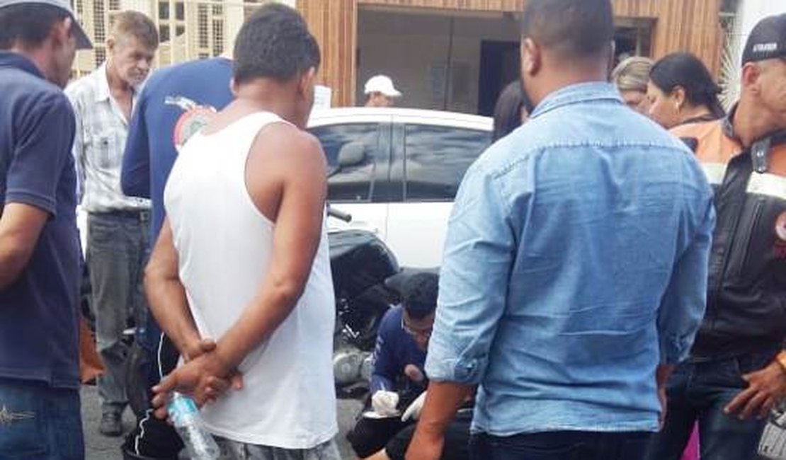 Motociclista fica ferido após colisão entre carro e moto no Centro da cidade de Arapiraca