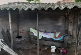 Idoso é resgatado em quintal onde era mantido em situação precária pela própria família em Arapiraca