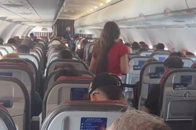 Pastora mirim de 10 anos é contida por comissários ao pregar em voo